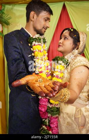 Die traditionelle Hochzeit der indianer findet im Tempel statt. Traditionelle indische Hochzeitszeremonie voller Tradition und Kultur. Stockfoto