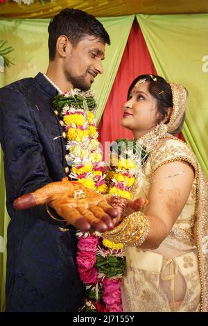 Die traditionelle Hochzeit der indianer findet im Tempel statt. Traditionelle indische Hochzeitszeremonie voller Tradition und Kultur. Stockfoto