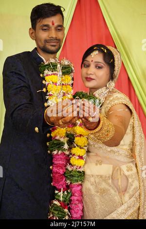 Die traditionelle Hochzeit der indianer findet im Tempel statt. Traditionelle indische Hochzeitszeremonie voller Tradition und Kultur. Stockfoto