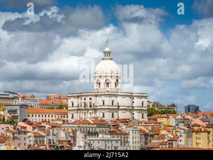 Blick auf die Kirche Santa Engrácia in Lissabon, Portugal. Auch bekannt als das Nationale Pantheon, sind hier wichtige Portugiesen begraben Stockfoto