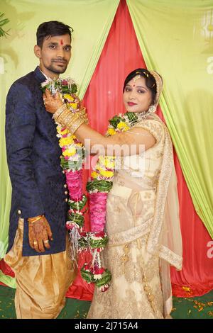 Die traditionelle Hochzeit der indianer findet im Tempel statt. Traditionelle indische Hochzeitszeremonie voller Tradition und Kultur. Stockfoto