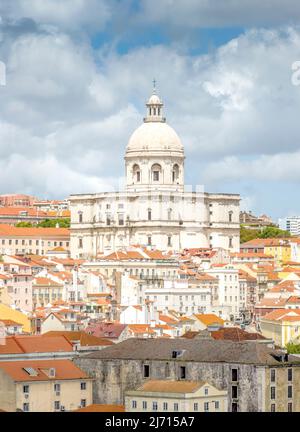 Blick auf die Kirche Santa Engrácia in Lissabon, Portugal. Auch bekannt als das Nationale Pantheon, sind hier wichtige Portugiesen begraben Stockfoto