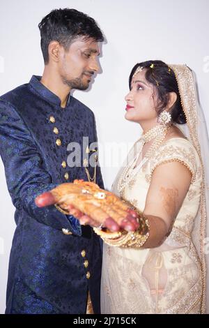 Die traditionelle Hochzeit der indianer findet im Tempel statt. Traditionelle indische Hochzeitszeremonie voller Tradition und Kultur. Stockfoto