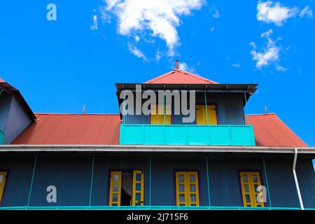 Das farbenfrohe ehemalige Lagerhaus in der Albert Street ist heute das Zentrum des Handwerks in der Hauptstadt der Seychellen. Victoria Mahe Stockfoto