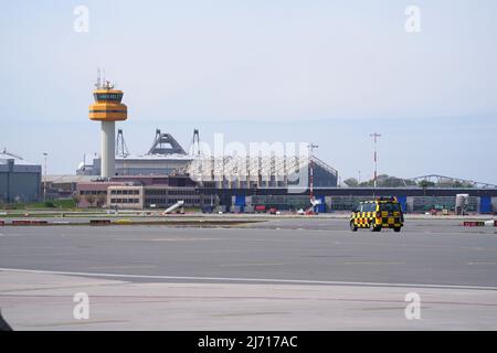 05. Mai 2022, Hamburg: Blick auf das Vorfeld und den Turm am Hamburg Airport. Die Fluggesellschaft Eurowings plant am Hamburg Airport bis zu 350 Abflüge zu 60 Direktzielen pro Woche. Foto: Marcus Brandt/dpa Stockfoto