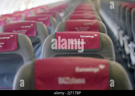 05. Mai 2022, Hamburg: Blick in einen Airbus A319 der Fluggesellschaft Eurowings am Hamburg Airport. Eurowings plant am Hamburg Airport bis zu 350 Abflüge zu 60 Direktzielen pro Woche. Foto: Marcus Brandt/dpa Stockfoto