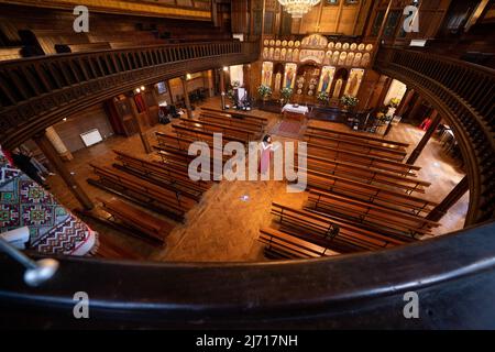 Die Geigerin Irene Duval probt vor einer Spendenaktion für das Ukrainische Welcome Center, um in der Ukrainischen Katholischen Kathedrale in London Gelder für Ukrainer zu sammeln, die in Großbritannien ankommen. Bilddatum: Donnerstag, 5. Mai 2022. Stockfoto