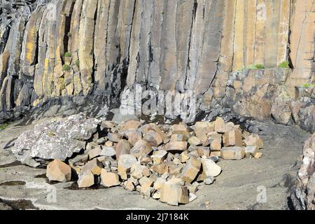 Basaltsäulenerosion und Steinschlag auf der Isle of Mull in den Inneren Hebriden von Schottland Stockfoto