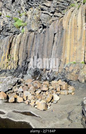 Basaltsäulenerosion und Steinschlag auf der Isle of Mull in den Inneren Hebriden von Schottland Stockfoto