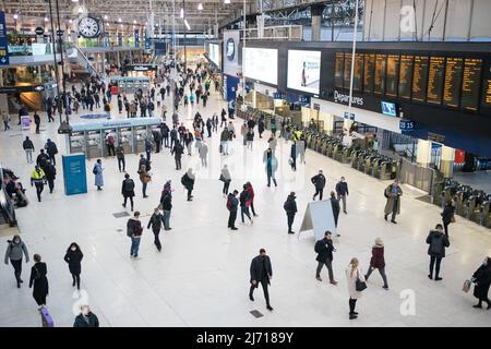 Aktenfoto vom 27/01/22 von Pendlern am Bahnhof Waterloo in London. Die steigenden Reisekosten haben dazu geführt, dass viele Arbeitnehmer überdenken, ins Büro zu pendeln, obwohl sich die Dinge im Winter aufgrund der hohen Heizkosten ändern könnten, so neue Untersuchungen. Ausgabedatum: Donnerstag, 5. Mai 2022. Stockfoto