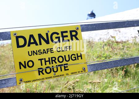 Warnschild für gefährliche Klippen Stockfoto