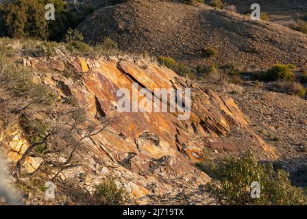 Verkauf von Schiefer, alte orange rote Schieferstein Extraktionsmine Stockfoto