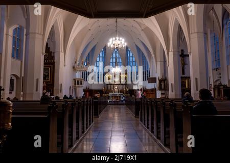 Danzig,PL-15 Mar 22: Innenraum der wunderschönen Pfarrkirche unserer Lieben Frau, Königin der Polnischen Krone in Danzig an der Polanki Straße, Hauptschiff vom b Stockfoto