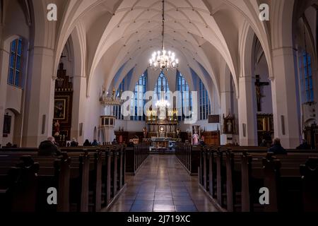 Danzig,PL-15 Mar 22: Innenraum der wunderschönen Pfarrkirche unserer Lieben Frau, Königin der Polnischen Krone in Danzig an der Polanki Straße, Hauptschiff vom b Stockfoto