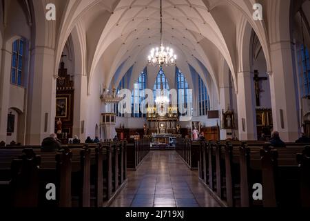 Danzig,PL-15 Mar 22: Innenraum der wunderschönen Pfarrkirche unserer Lieben Frau, Königin der Polnischen Krone in Danzig an der Polanki Straße, Hauptschiff vom b Stockfoto