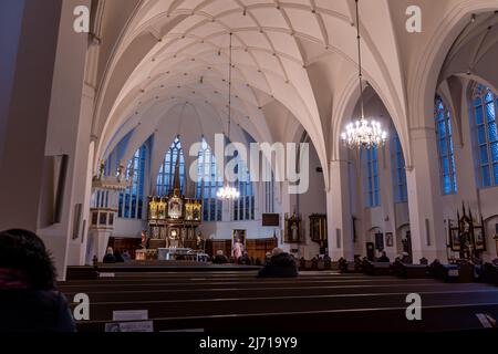 Danzig,PL-15 Mar 22: Innenraum der wunderschönen Pfarrkirche unserer Lieben Frau, Königin der Polnischen Krone in Danzig an der Polanki Straße, Hauptschiff vom b Stockfoto