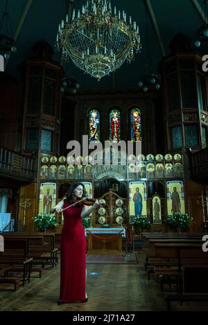 London, Großbritannien. 5 Mai 2022. Der Geiger Irène Duval probt in der Ukrainischen Katholischen Kathedrale im Zentrum von London im Vorfeld eines von der Wigmore Hall organisierten Spendenkonzerts für das neu gegründete Ukrainische Welcome Center, das Ukrainern helfen soll, die aufgrund eines Krieges in das Vereinigte Königreich einreisen. Kredit: Stephen Chung / Alamy Live Nachrichten Stockfoto