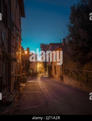 Bolgheri mittelalterliche Dorfstraße bei Sonnenuntergang. Castagneto Carducci, Toskana, Italien, Europa. Stockfoto