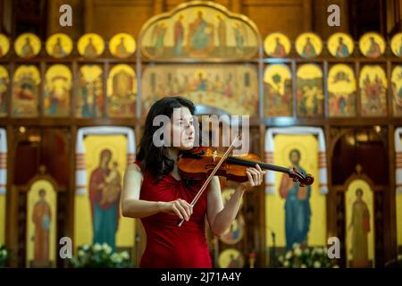 London, Großbritannien. 5 Mai 2022. Der Geiger Irène Duval probt in der Ukrainischen Katholischen Kathedrale im Zentrum von London im Vorfeld eines von der Wigmore Hall organisierten Spendenkonzerts für das neu gegründete Ukrainische Welcome Center, das Ukrainern helfen soll, die aufgrund eines Krieges in das Vereinigte Königreich einreisen. Kredit: Stephen Chung / Alamy Live Nachrichten Stockfoto