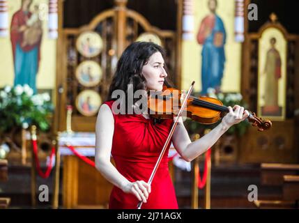 London UK 05 May 2022 der Geiger Irène Duval probt in der Ukrainisch Catholic Cathedral in London für ein Spendenkonzert, das von der Wigmore Hall für das Ukrainisch Welcome Center für Ukrainer, die in Großbritannien ankommen, organisiert wird.Paul Quezada-Neiman/Alamy Live News Stockfoto