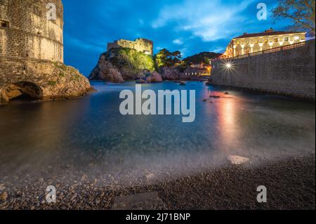 Dubrovnik West Hafen und Burg bei Nacht Stockfoto