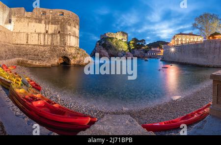 Dubrovnik West Hafen und Burg bei Nacht Stockfoto