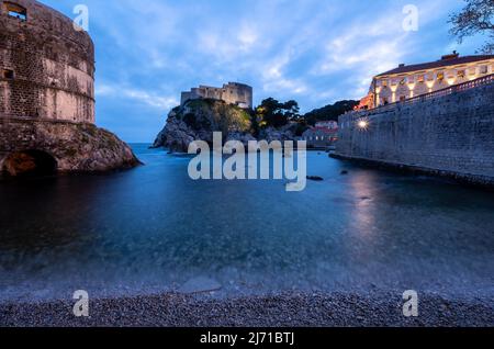 Dubrovnik West Hafen und Burg bei Nacht Stockfoto