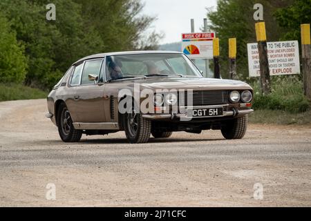 1969 British Jensen Interceptor Mk 1 6,3-Liter CGT 5H beim Abziehen von einem Tankübergang in der Salisbury-Ebene Stockfoto