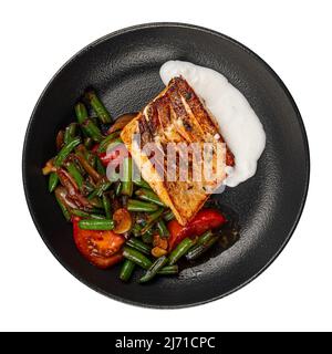 Isoliertes gegrilltes Lachssteak mit Gemüse Stockfoto