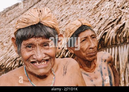 Indigener Mann aus dem indischen Stamm Arara do Laranjal, Xingu River, Amazonas, Brasilien 2007. Stockfoto