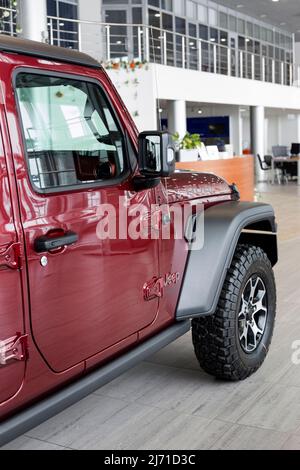 Russland, Izhevsk - 4. März 2022: Jeep Showroom. Neuer Wrangler Unlimited im Händlershowroom. Geländefahrzeuge. Alliance Stellantis. Zugeschnittenes Bild. Stockfoto