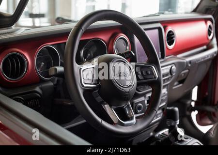 Russland, Izhevsk - 4. März 2022: Jeep Showroom. Innenraum des neuen Wrangler Unlimited im Händlershowroom. Alliance Stellantis. Moderne Verkehrsmittel. Stockfoto