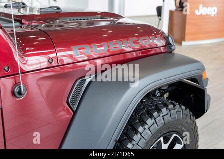 Russland, Izhevsk - 4. März 2022: Jeep Showroom. Stoßfänger und Radscheibe neu Wrangler Unlimited. Geländefahrzeuge. Alliance Stellantis. Zugeschnittenes Bild. Stockfoto