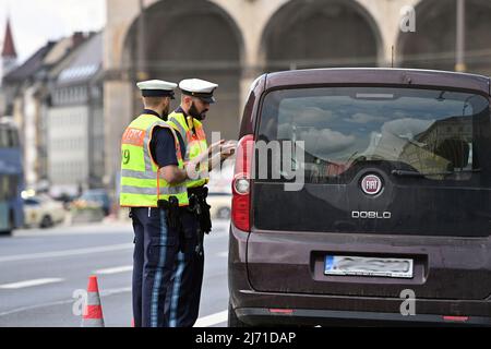 Bundesweiter Aktionstag 'Fahrbarkeit auf einen Blick' am 5.. Mai 2022 in München. Zwei Verkehrspolizisten kontrollieren einen Transporter, einen Polizeikontrollpunkt, ein Polizeiauto, einen Polizeikontrollpunkt, einen Polizeikontrollpunkt. Stockfoto