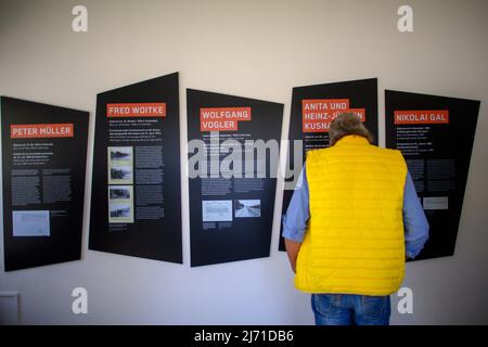 05. Mai 2022, Sachsen-Anhalt, Marienborn: Ein Mann schaut auf Schautafeln im ehemaligen Kantinengebäude des DDR-Grenzübergangs Marienborg an der Gedenkstätte der Deutschen Division Marienborn. Die Panels sind Teil des neuen Ausstellungsmoduls „Todesfälle an der innerdeutschen Grenze“. Die Schautafeln erläutern das Schicksal von Menschen, die an der innerdeutschen Grenze im heutigen Sachsen-Anhalt und am DDR-Grenzübergang Marienborn gewaltsam ums Leben kamen. Foto: Klaus-Dietmar Gabbert/dpa Stockfoto