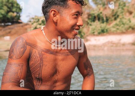 Junger inder aus dem Stamm des Asurini-Amazonas, der im Xingu-Fluss badete. Brasilien, 2009. Stockfoto