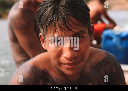 Junger inder aus dem Stamm des Asurini-Amazonas, der im Xingu-Fluss badete. Brasilien, 2009. Stockfoto