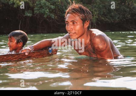 Junger inder aus dem Stamm des Asurini-Amazonas, der im Xingu-Fluss badete. Brasilien, 2009. Stockfoto