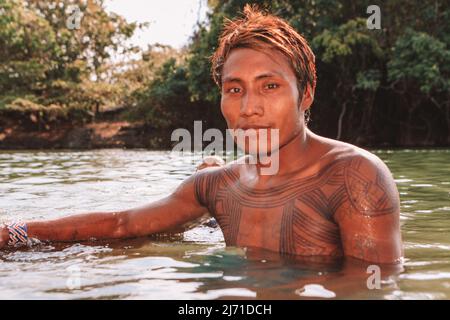 Junger inder aus dem Stamm des Asurini-Amazonas, der im Xingu-Fluss badete. Brasilien, 2009. Stockfoto