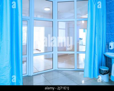 Krankenhausstation. Reinigen und leeren Sie den Krankenhauswiederherstellungsraum im medizinischen Zentrum Stockfoto