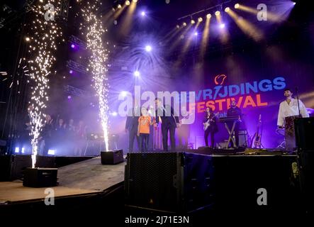 2022-05-05 13:38:18 DEN B.Sc. - Premierminister Mark Rutte und Botschafter der Freiheit Duncan Laurence während der Beleuchtung des Befreiungsfeuers beim Liberation Festival Brabant. Das Anzünden des Freiheitsfeuers ist der Startschuss für alle Aktivitäten am Befreiungstag. ANP ROBIN VAN LONKHUIJSEN niederlande Out - belgien Out Stockfoto