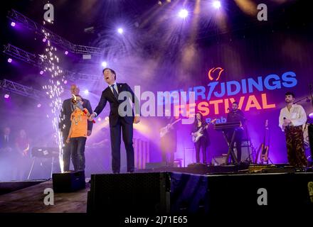 2022-05-05 13:38:14 DEN B.Sc. - Premierminister Mark Rutte und Botschafter der Freiheit Duncan Laurence während der Beleuchtung des Befreiungsfeuers beim Liberation Festival Brabant. Das Anzünden des Freiheitsfeuers ist der Startschuss für alle Aktivitäten am Befreiungstag. ANP ROBIN VAN LONKHUIJSEN niederlande Out - belgien Out Stockfoto