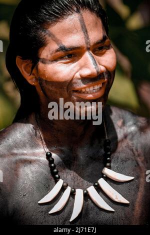 Indigener junger Mann aus einem Amazonas-Stamm in Brasilien, der an den Indigenen Spielen teilnimmt. Jogos Indígenas, Xingu River, 2009. Stockfoto