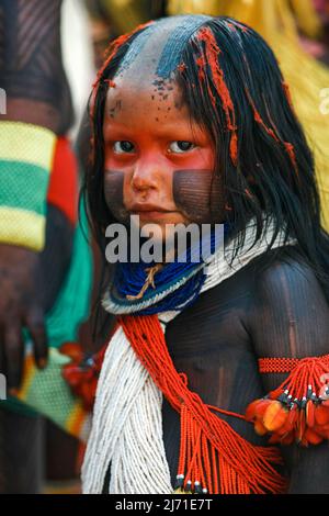 Indigenes Mädchen aus einem Amazonas-Stamm in Brasilien mit Stammeskunst auf ihrem Körper gemalt, die an den Indigenen Spielen teilnehmen. Jogos Indígenas, 2009. Stockfoto