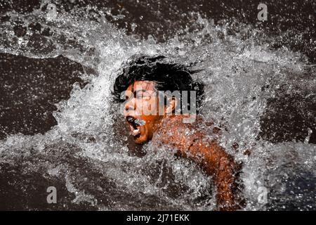 Indigener junger inder aus einem Amazonas-Stamm in Brasilien, schwimmend für den indigenen Spielwettbewerb. Xingu River, Amazonas, Brasilien. 2009. Stockfoto