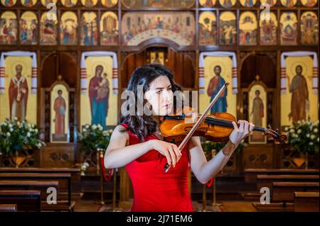 London, Großbritannien. 5 Mai 2022. Der Geiger Irène Duval probt in der Ukrainischen Katholischen Kathedrale in London für ein Spendenkonzert, das von der Wigmore Hall für das Ukrainische Welcome Center organisiert wird. Kredit: Guy Bell/Alamy Live Nachrichten Stockfoto