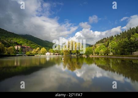 Dilijan, Armenien - 4. Mai 2022 - Wolkenbildung über dem künstlichen Stadtersee von Dilijan, Armenien Stockfoto