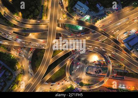 NANJING, CHINA - 5. MAI 2022 - ein Luftfoto vom 5. Mai 2022 zeigt die Xinzhuang-Überführung unter der Nacht in Nanjing, Provinz Jiangsu, China. Stockfoto