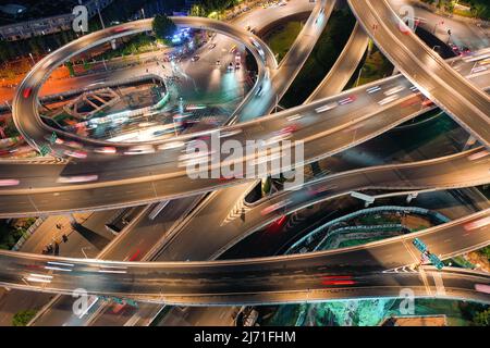 NANJING, CHINA - 5. MAI 2022 - ein Luftfoto vom 5. Mai 2022 zeigt die Xinzhuang-Überführung unter der Nacht in Nanjing, Provinz Jiangsu, China. Stockfoto