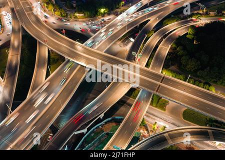 NANJING, CHINA - 5. MAI 2022 - ein Luftfoto vom 5. Mai 2022 zeigt die Xinzhuang-Überführung unter der Nacht in Nanjing, Provinz Jiangsu, China. Stockfoto